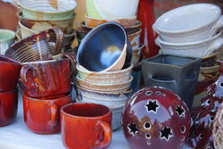 Keramik in verschiedenen Formen und Farben.