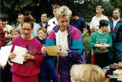 Siegerehrung beim Sportfest im Juni 1994, u.a. Monika Kläge und Marina von der Burg.