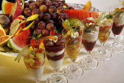 Obstplatten und Desserts.