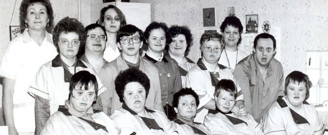 Gruppenbild der geschützten Betriebsabteilung im Bezirkskrankenhaus Cottbus - 1990.