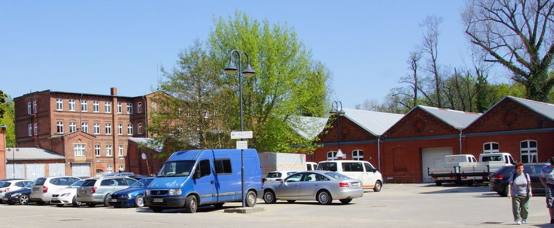 Der Hof der ehemaligen Tuchfabrik Elias mit Blick auf das ebenerdige Werkstattgebäude.
