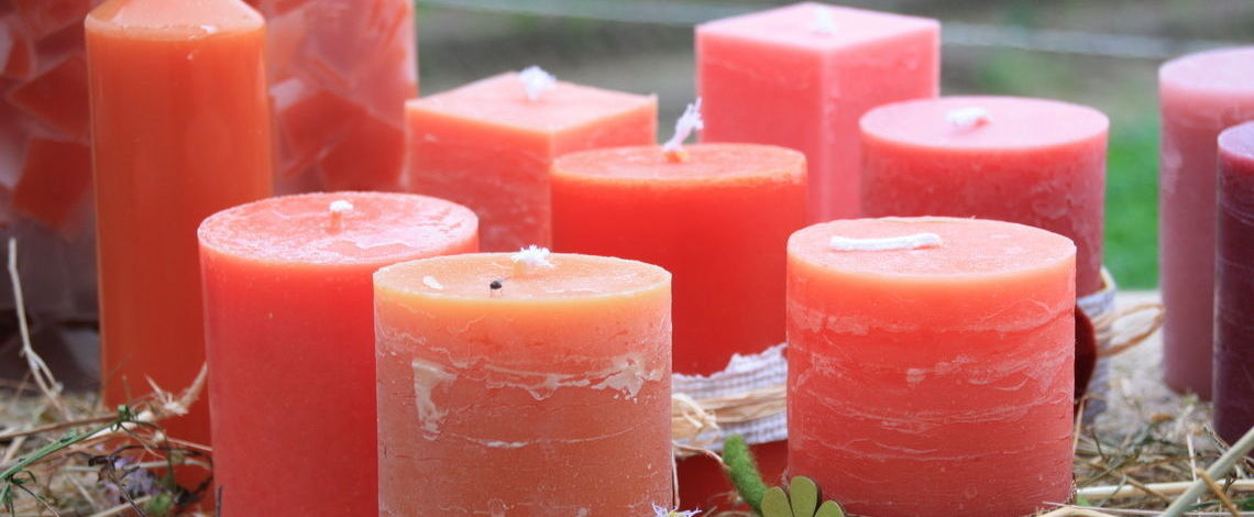 Schöne handgemachte Kerzen in leuchtenden Farben.