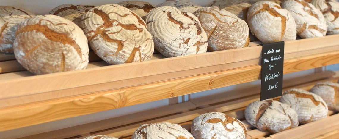 Wir vermarkten Eigenprodukte, z.B. selbstgebackenes Brot auf dem Biohof.