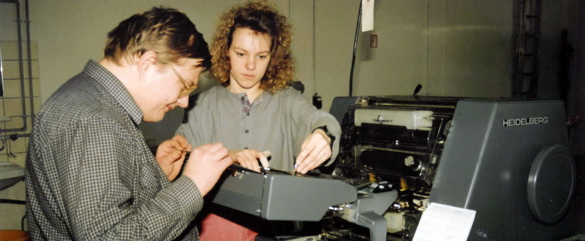 An der Druckmaschine, ca. 1992.