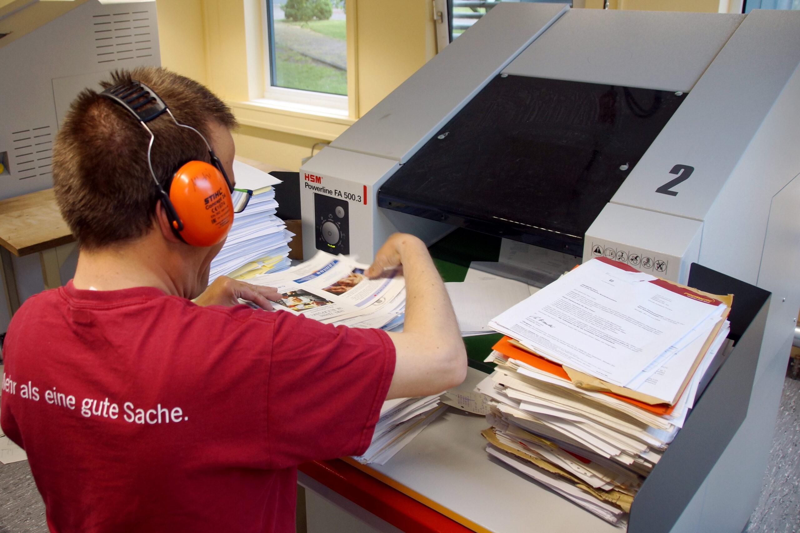 Arbeiten am Aktenvernichter.