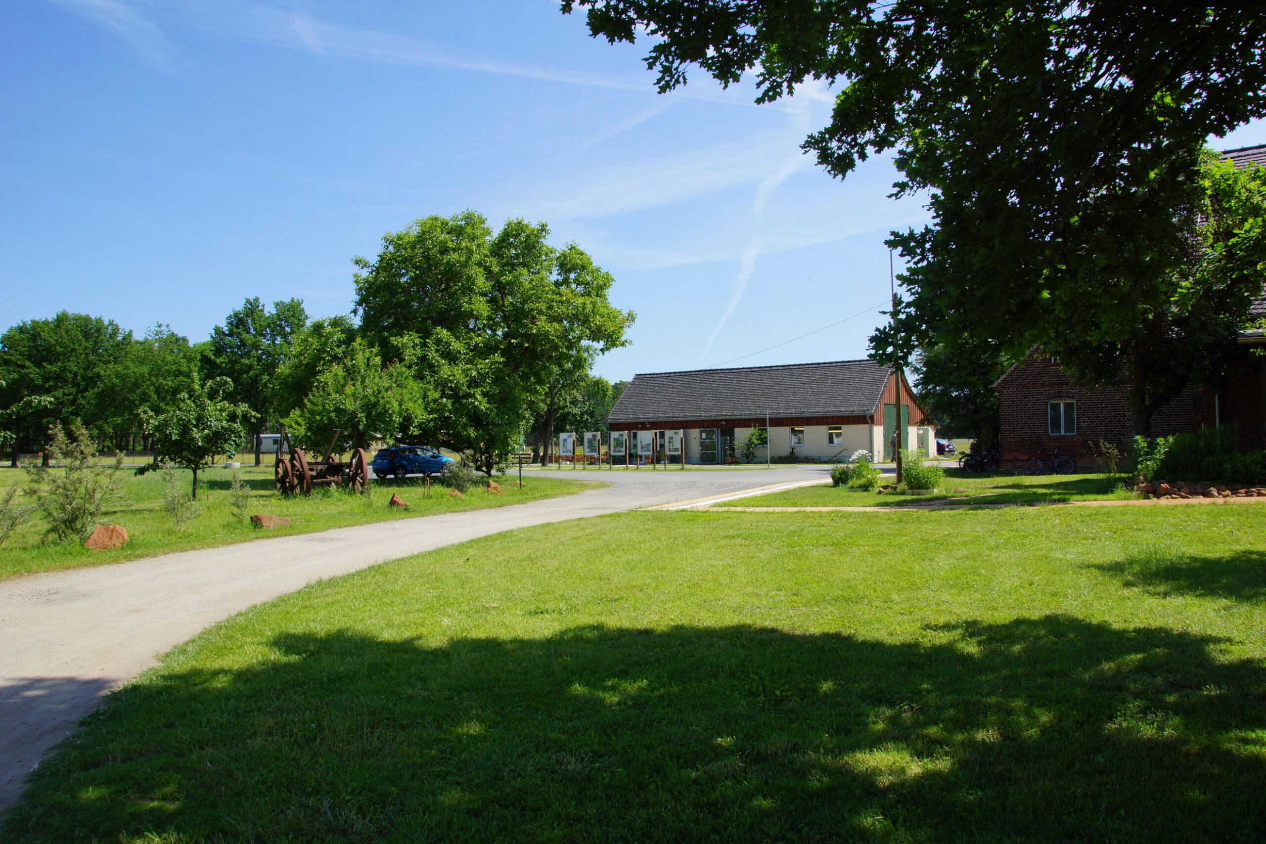 Blick auf den Hofladen des Biohofs Auguste.