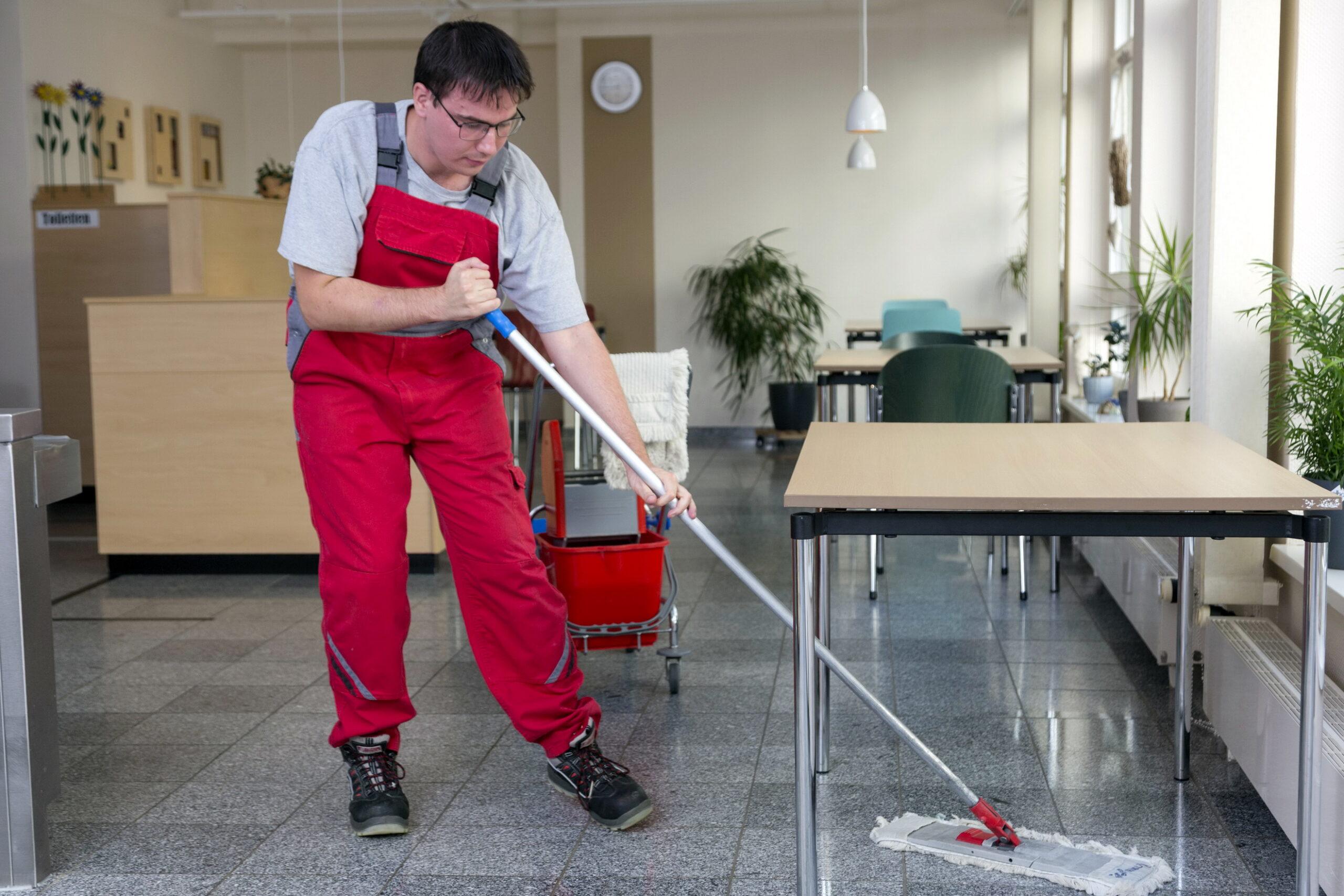 Fußbodenreinigung in der Cafeteria im Landgericht.