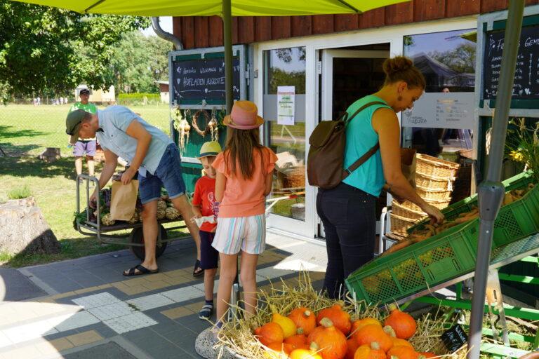 Der Eingang zum Hofladen Auguste mit Gemüseauslage.