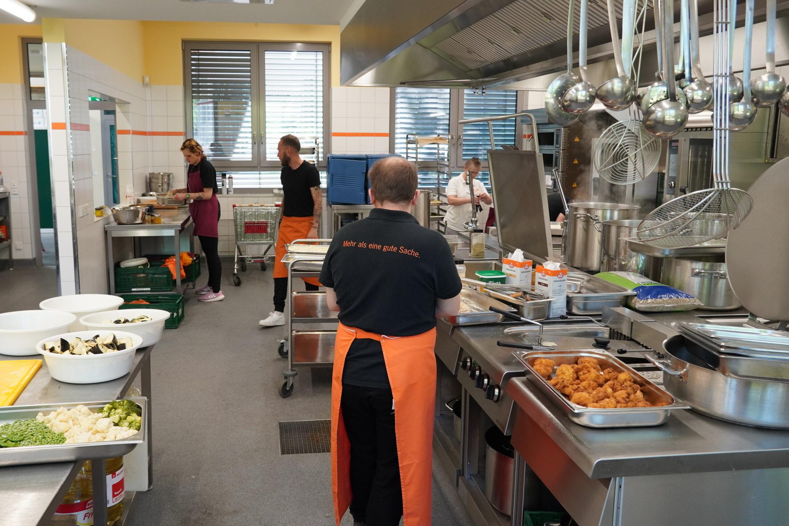 Arbeitsalltag in der Küche der Werkstatt Nord.