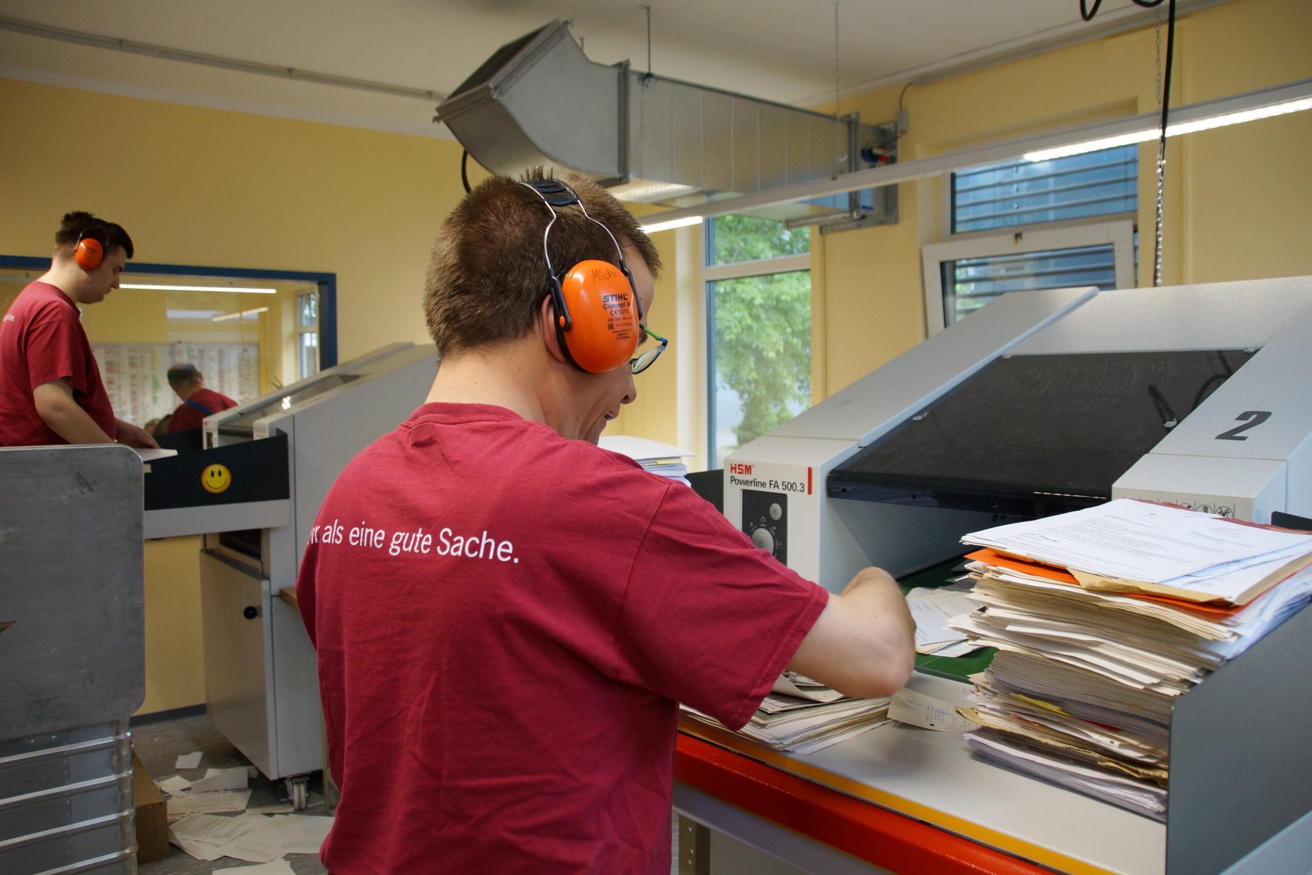 Arbeiten an der Aktenvernichtungsmaschine.