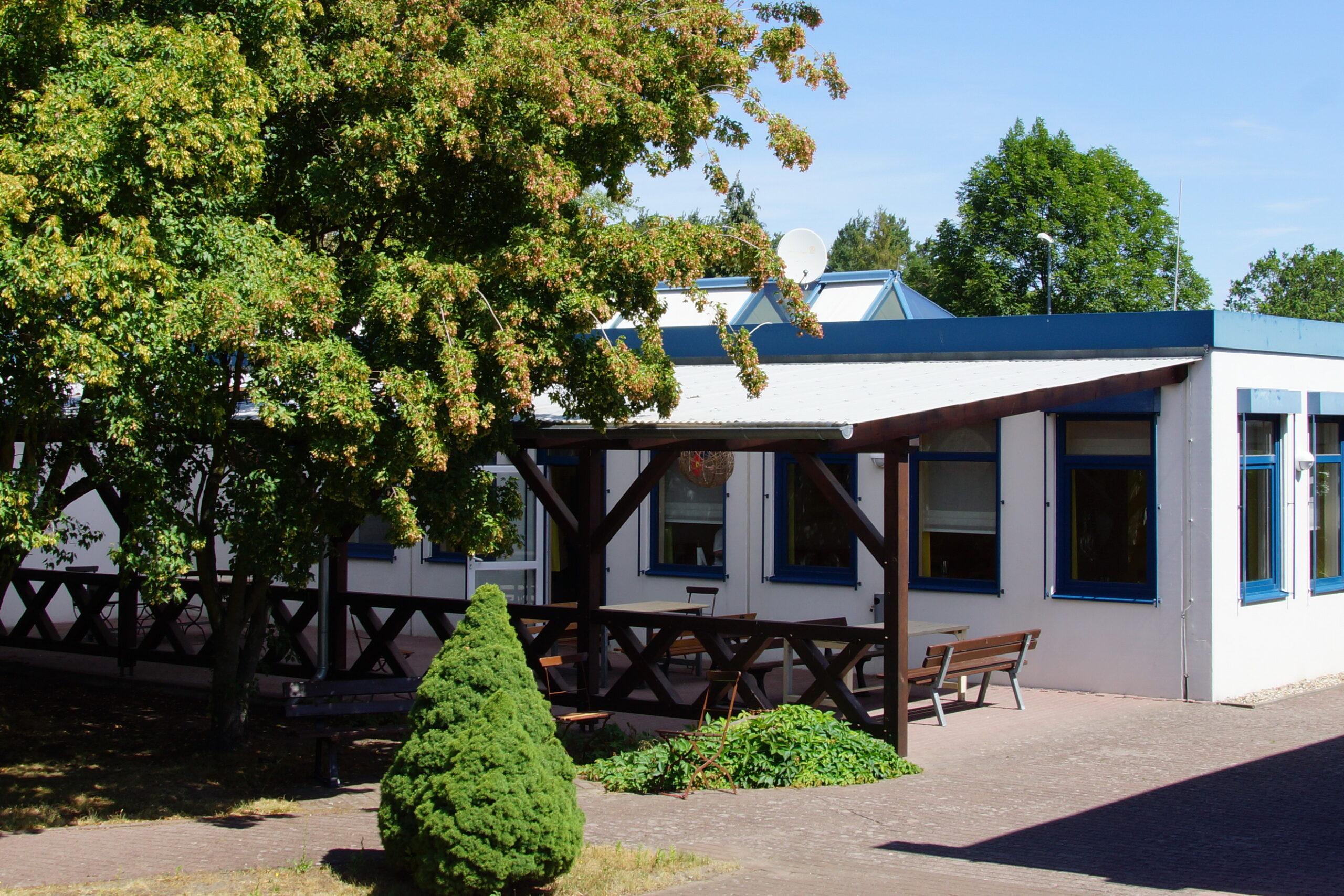 Der Innenhof der Peitzer Werkstatt mit überdachter Terrasse.