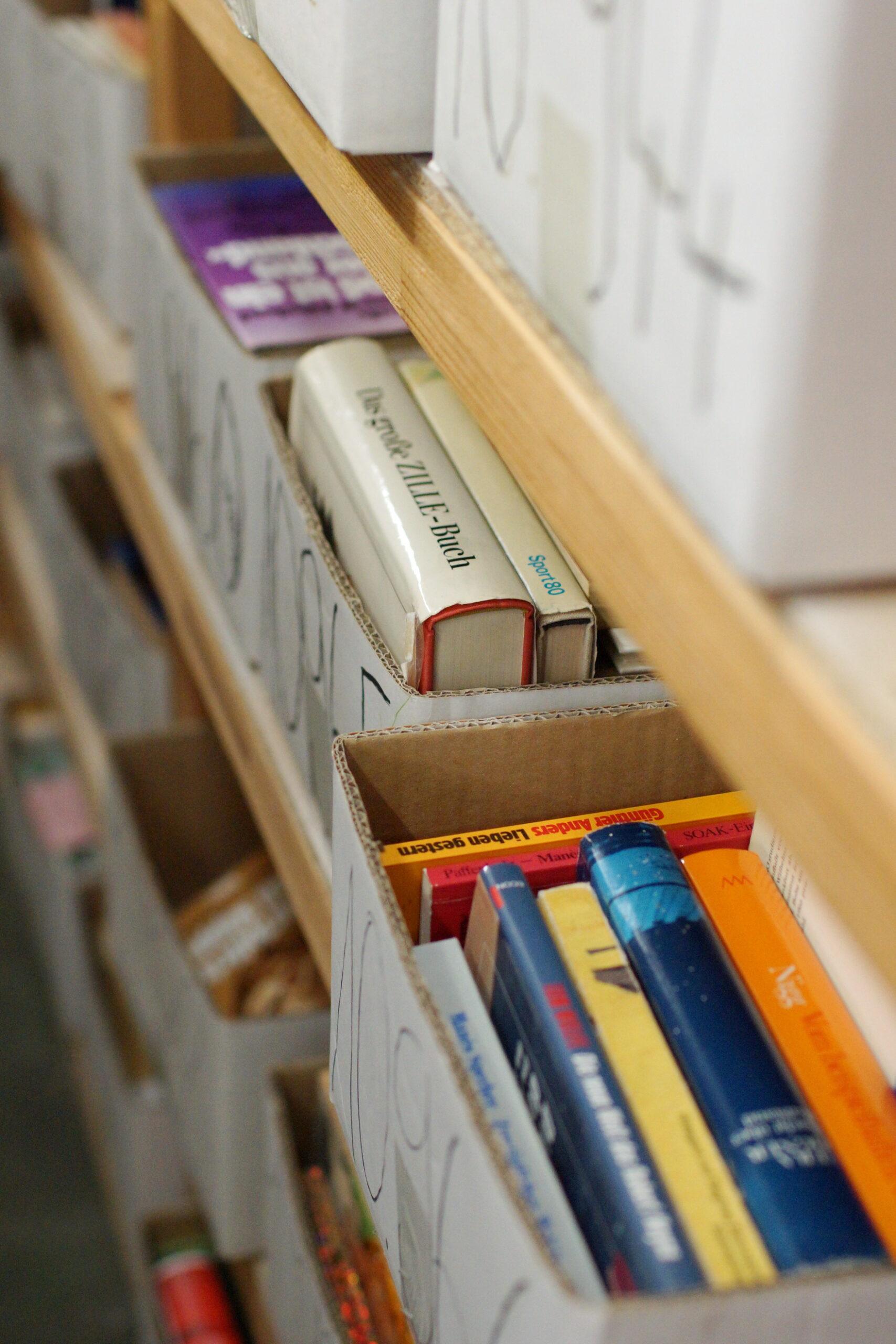Bücher werden in durchnummerierten Kisten aufbewahrt.