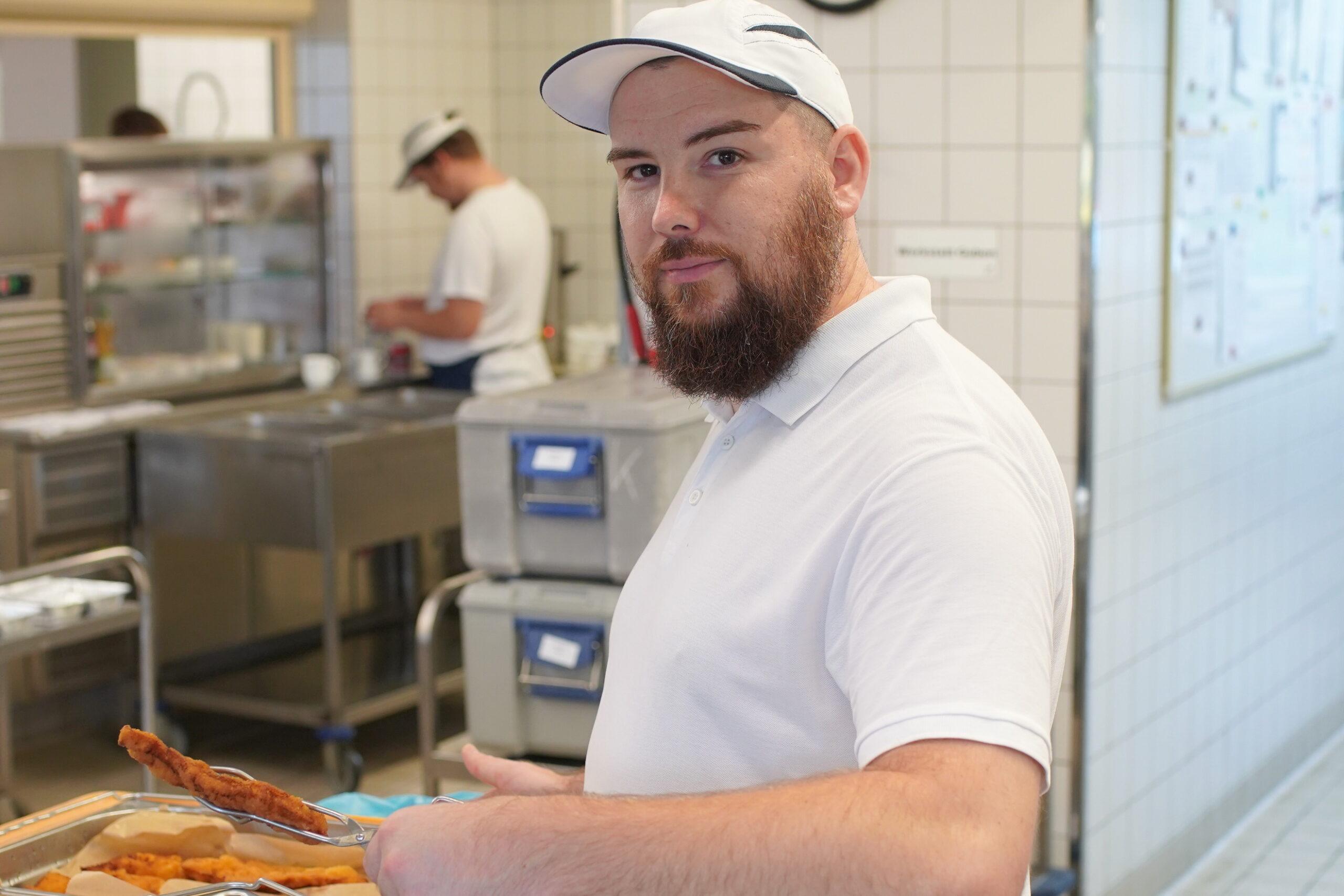 Die Mitarbeiter der Küche Gallinchen kochen täglich mehrere hundert Mittagessen-Portionen.