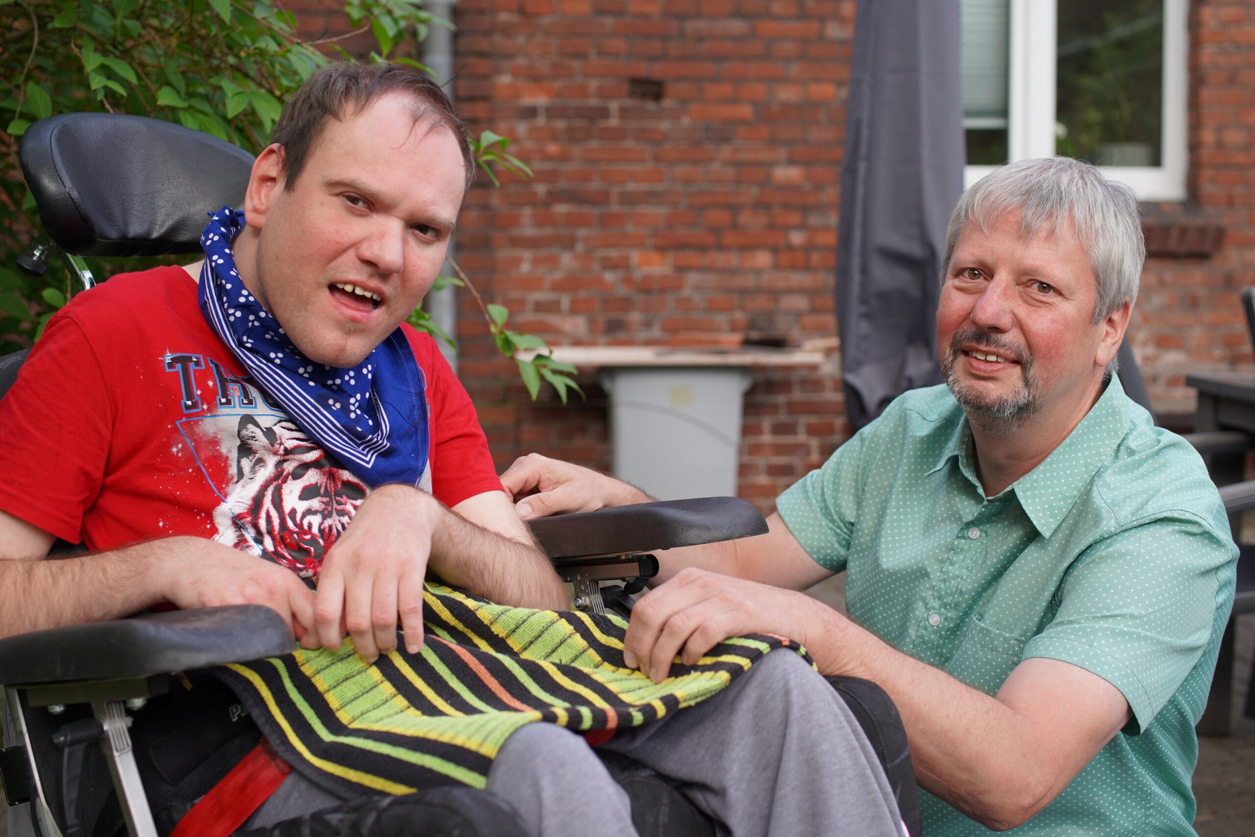 Mitarbeiter und Gruppenleiter des FBB am Ostrower Damm auf der Werkstatt-Terrasse.