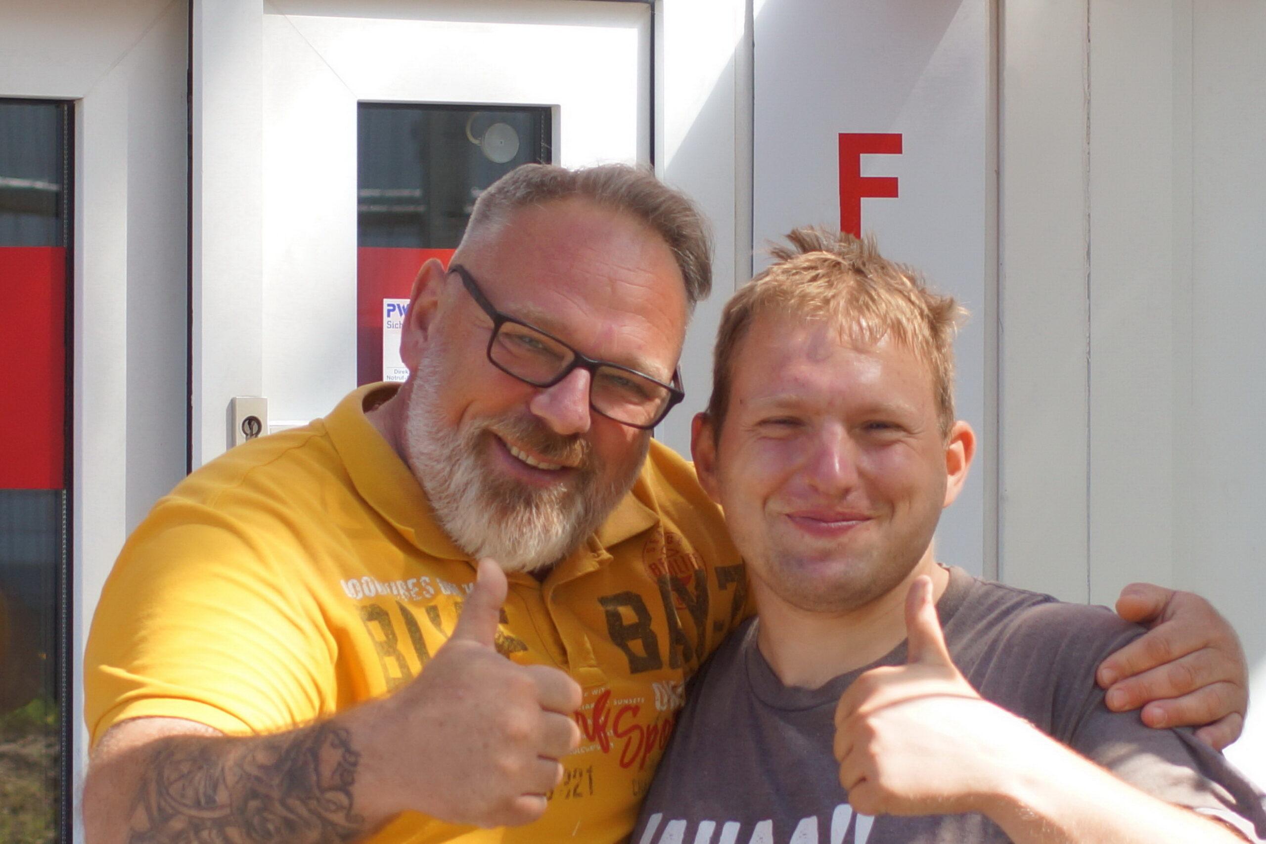 Daumen hoch für ein erfolgreiches Praktikum, hier beim Kooperationspartner FC Energie.