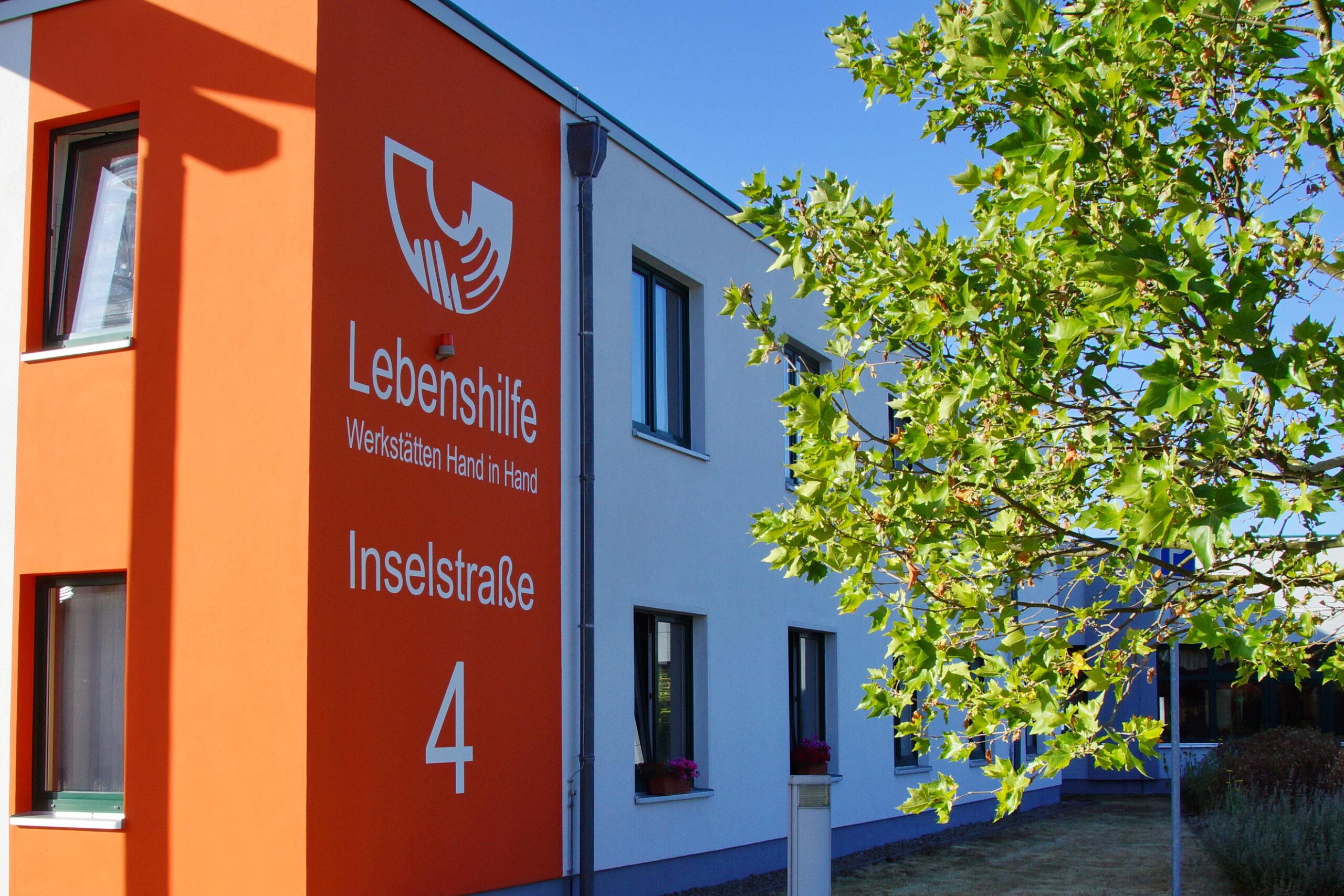 Der Eingang zum Verwaltungstrakt in der Werkstatt Gallinchen, Inselstraße 4.