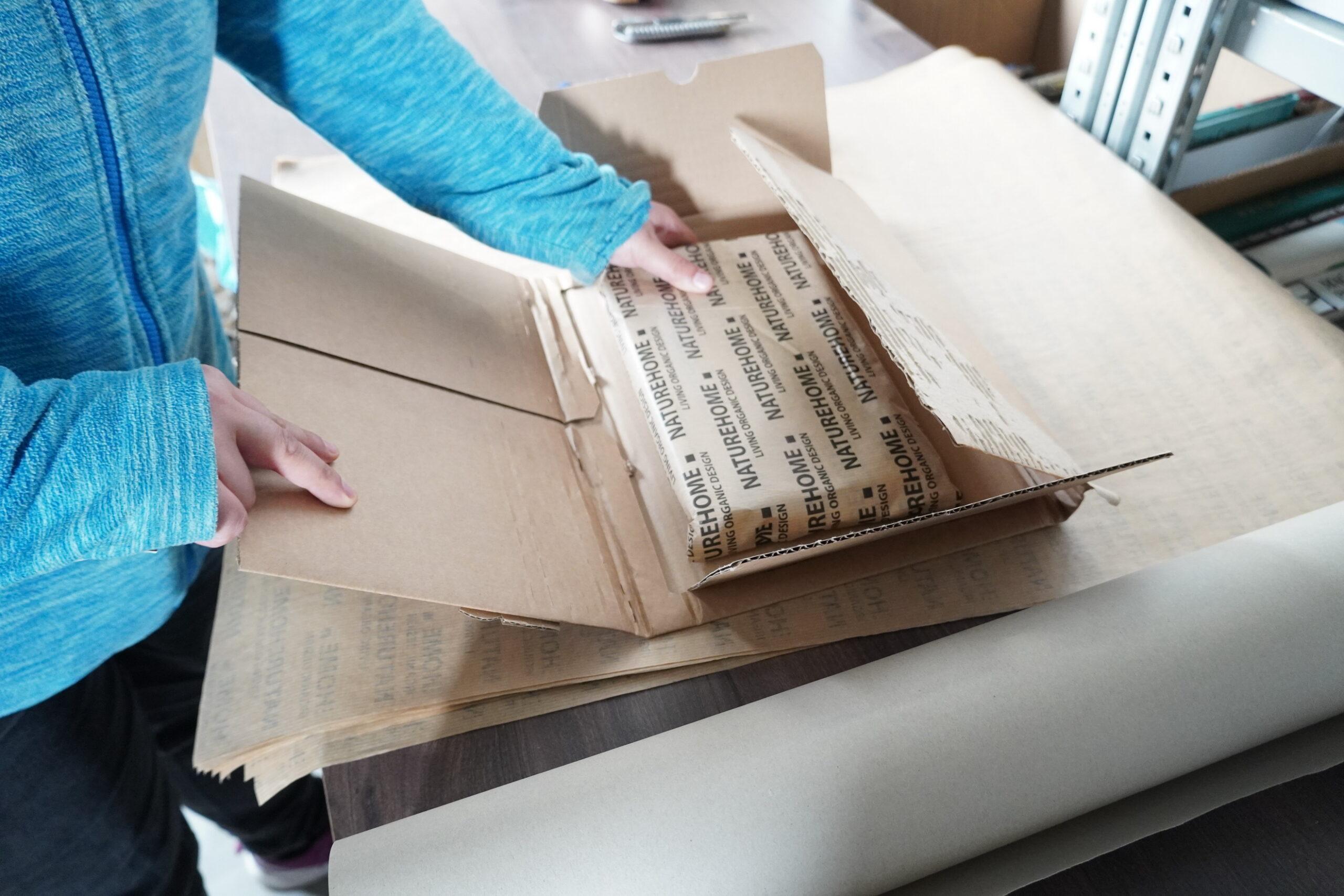 Packen von Paketsendungen.