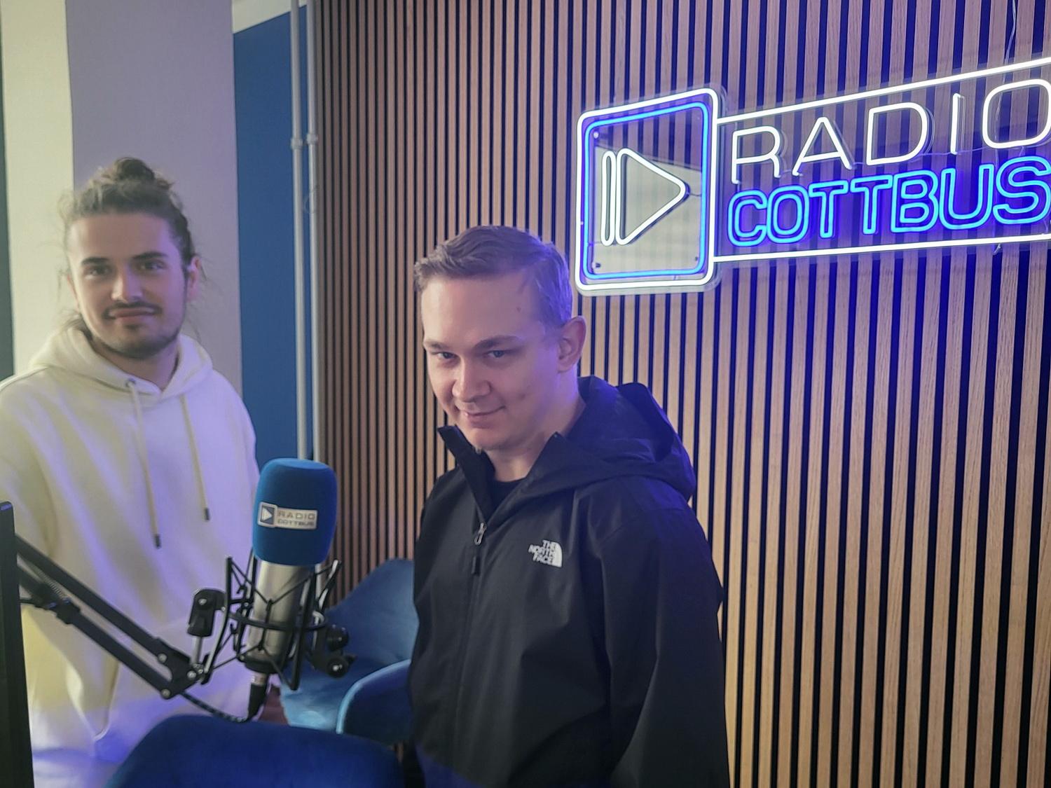 Tobias Muschter von Radio Cottbus und LW-Mitarbeiter Tim-Luca Richter .