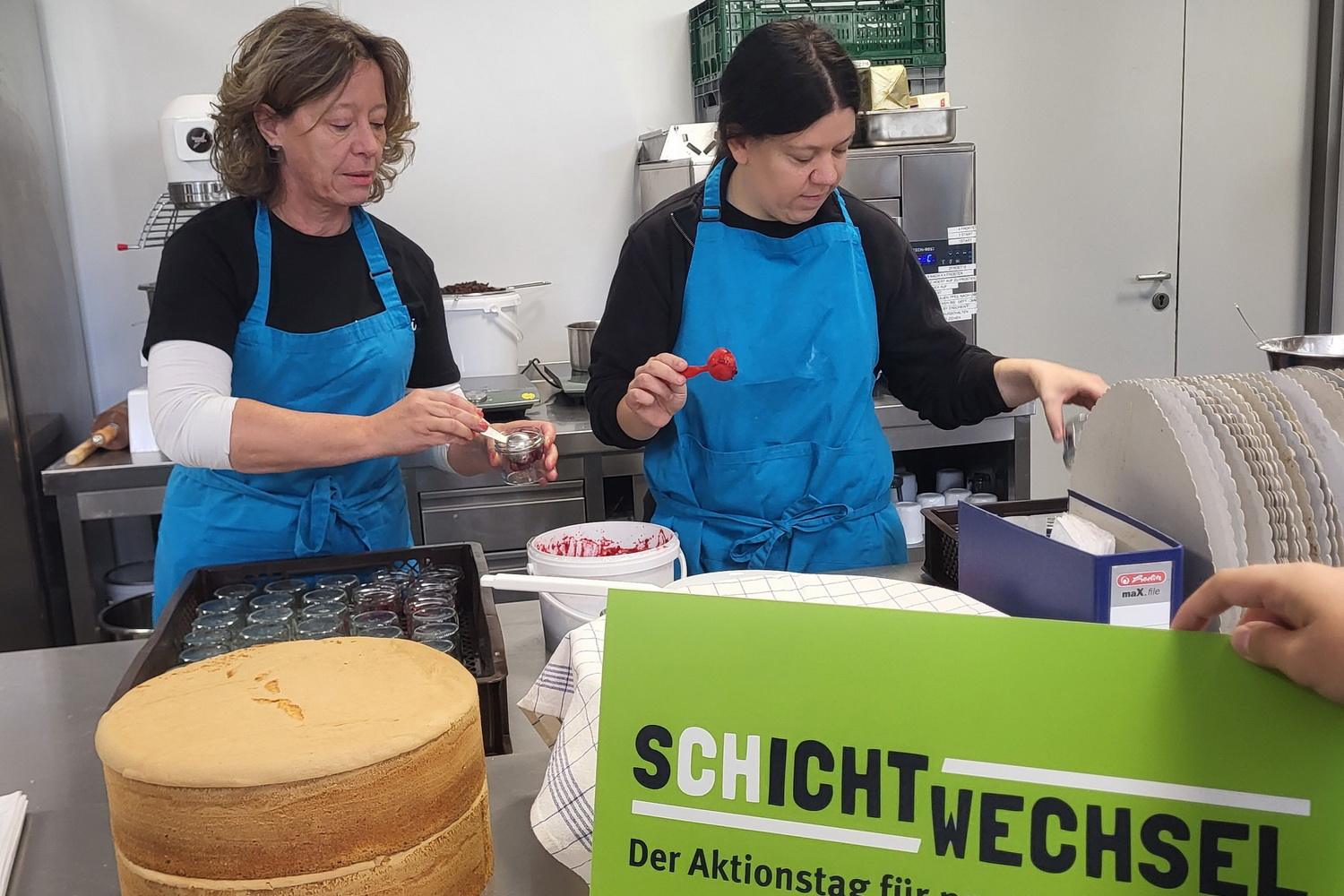Dezernentin Eike Belle in der Eiswerkstatt Lobedanstraße.