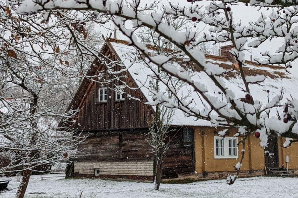 Das winterlich verschneite Doppelstubenhaus der Spreewald Kräuterey