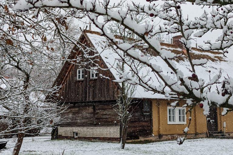 Das winterlich verschneite Doppelstubenhaus der Spreewald Kräuterey