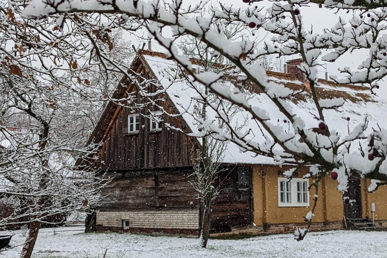 Das winterlich verschneite Doppelstubenhaus der Spreewald Kräuterey