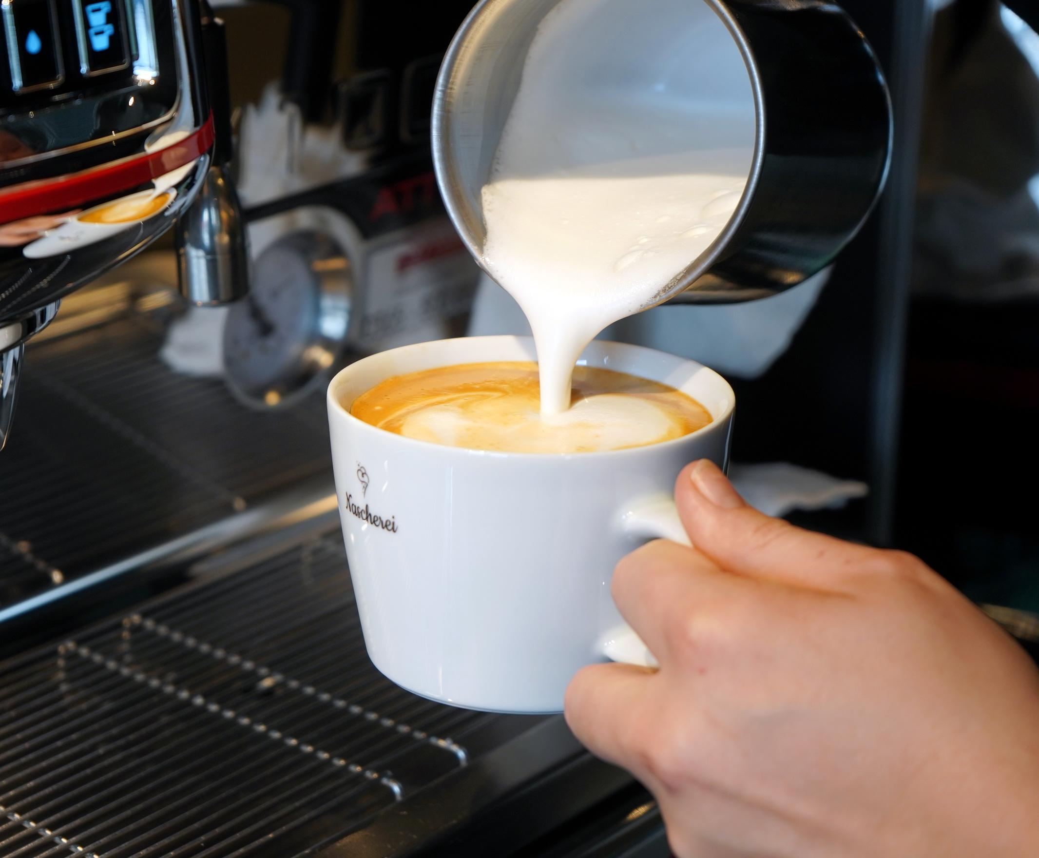 Leckerer Milchkaffee aus der Nascherei.