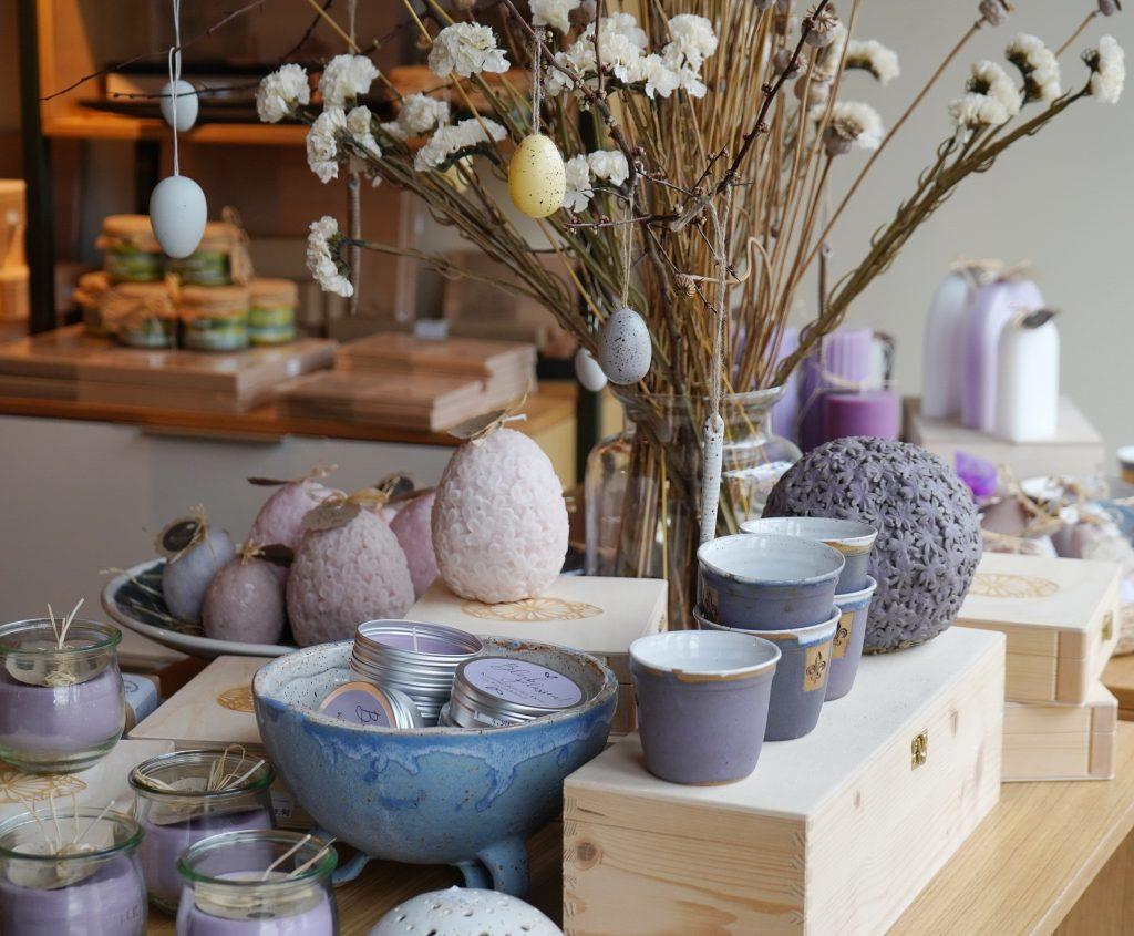 Der österlich geschmückte Laden der Nascherei.